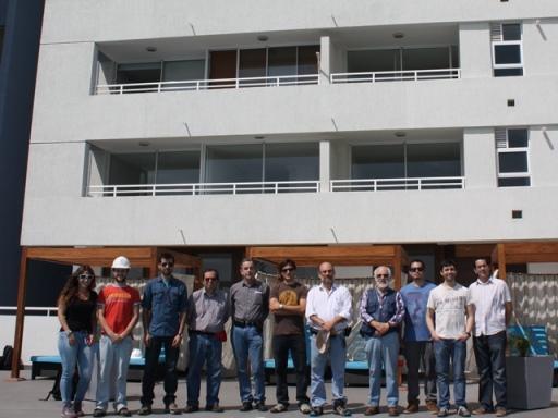 Académicos y estudiantes de Estructuras y Geotecnia en edificio instrumentado