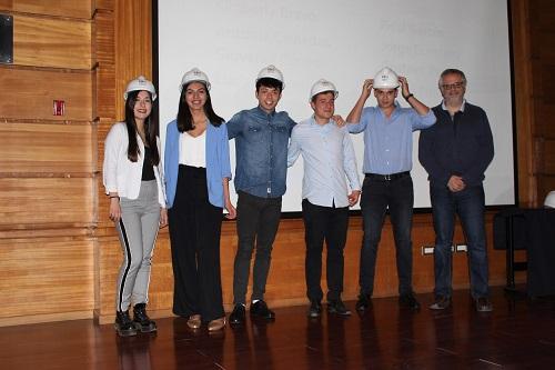En la foto: Profesor Cristian Cortés y estudiantes que recibieron su casco. 