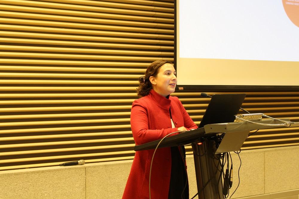 Natalia Silva, ex alumna DIC, quien dictó la charla magistral "La Contribución de la Universidad al Desarrollo Sostenible".