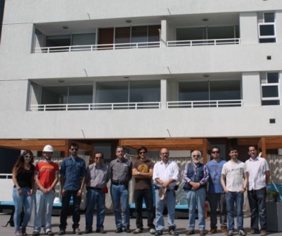 Académicos y estudiantes de Estructuras y Geotecnia en Iquique