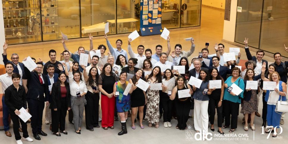 Egresadas y egresados de postgrado DIC reciben distinciones por excelencia académica