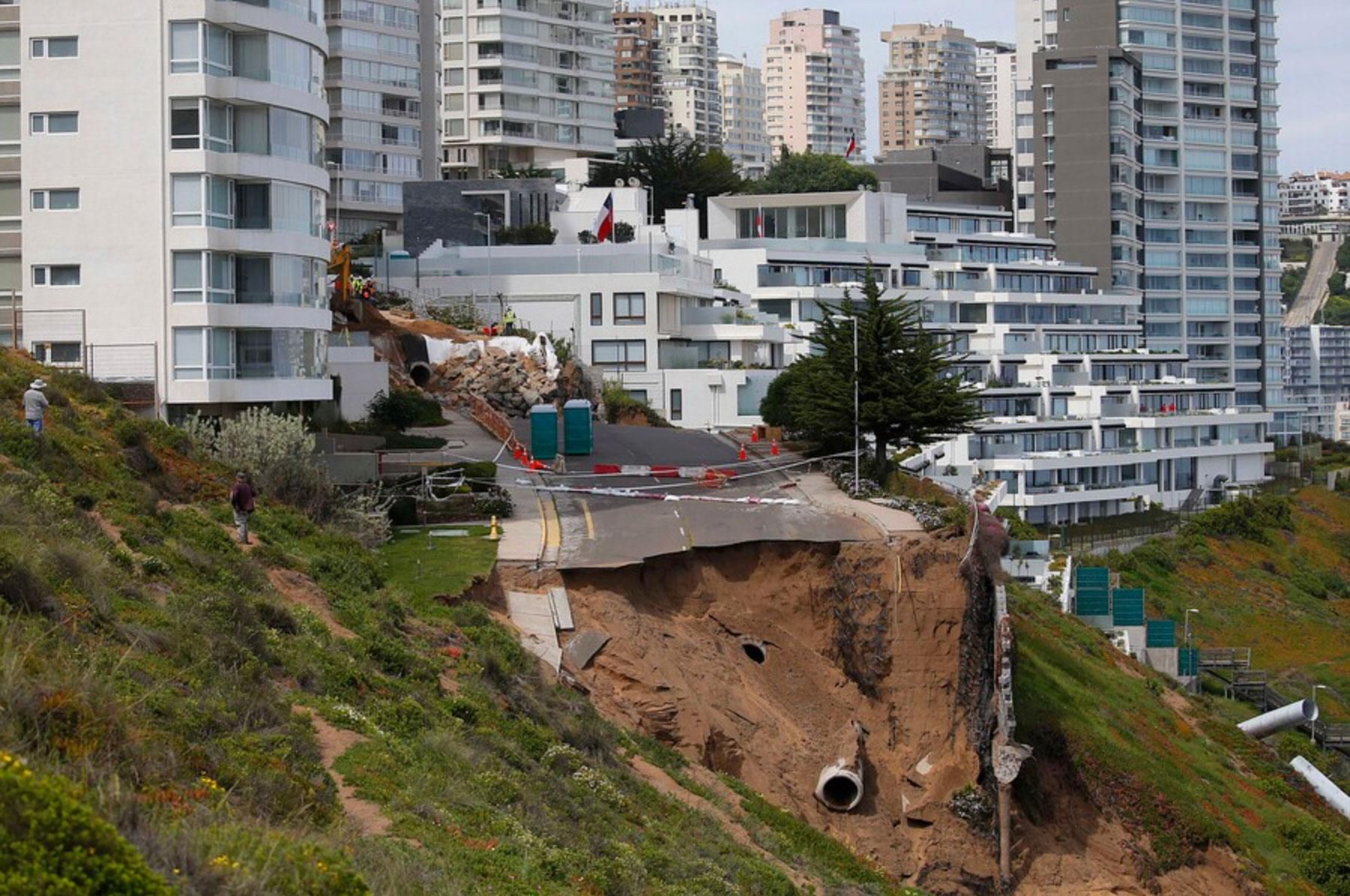 Hace un año ocurrió el socavón del edificio Kandinsky en la comuna de Concón. (Foto: Radio Uchile)