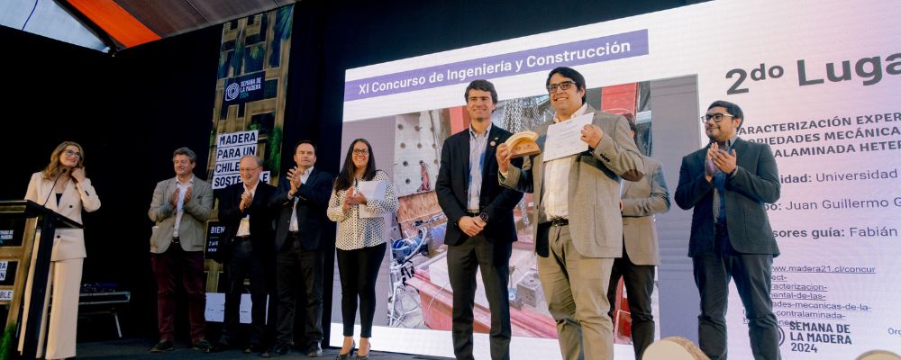 Juan Guillermo González recibiendo su premio en la ceremonia de Madera21