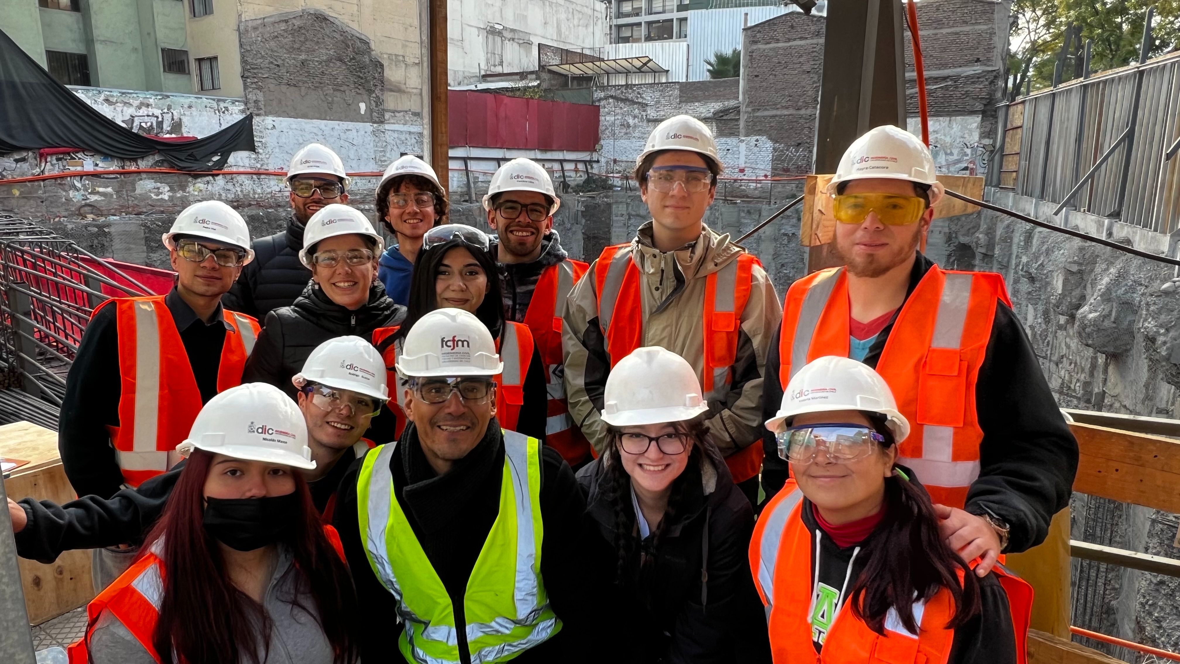 Estudiantes del Curso Geotecnia de la Universidad de Chile