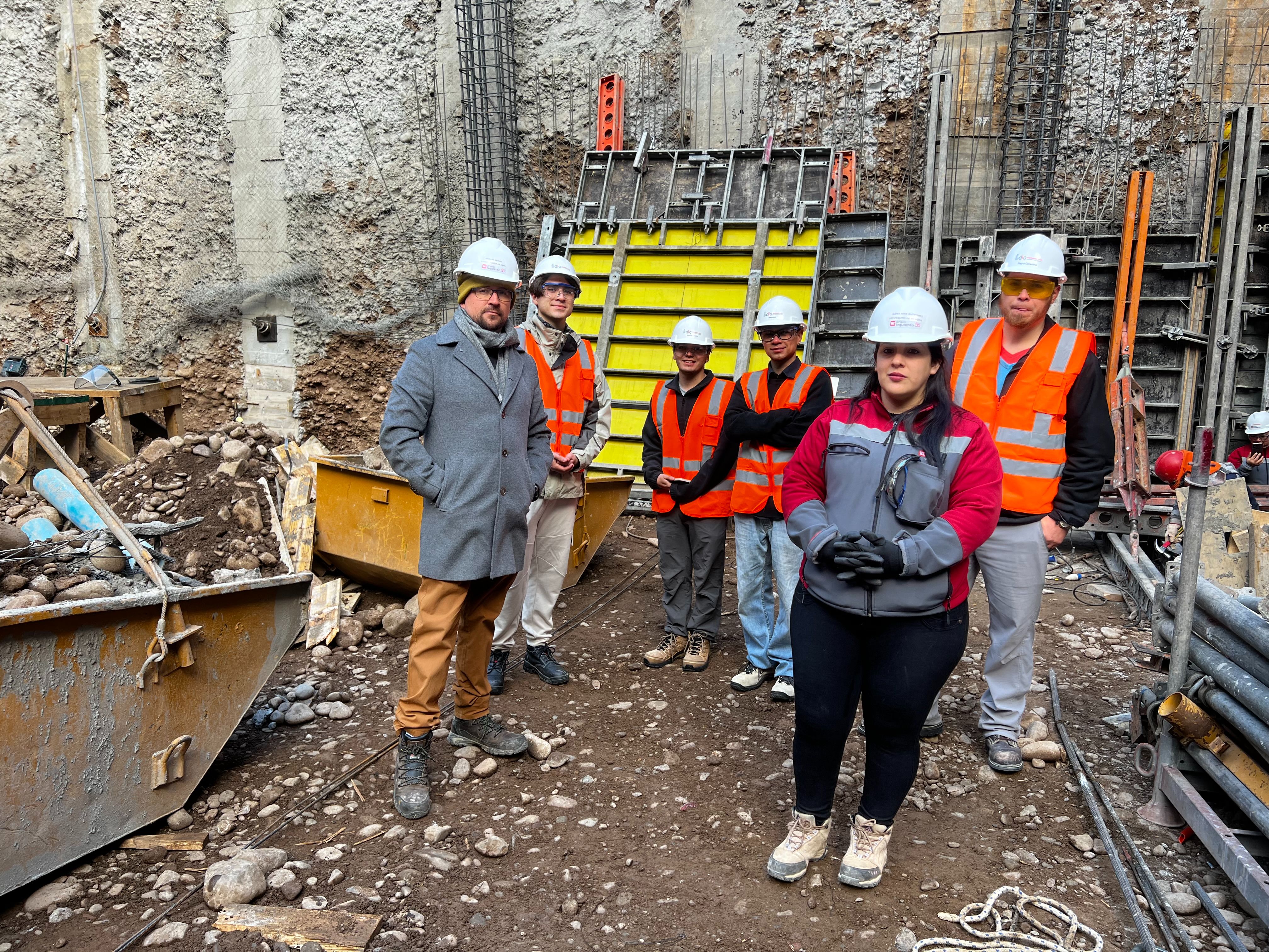 Nicolás Arenas y Linda Carlon de la constructora Bravo & Izquierdo, con estudiantes del curso