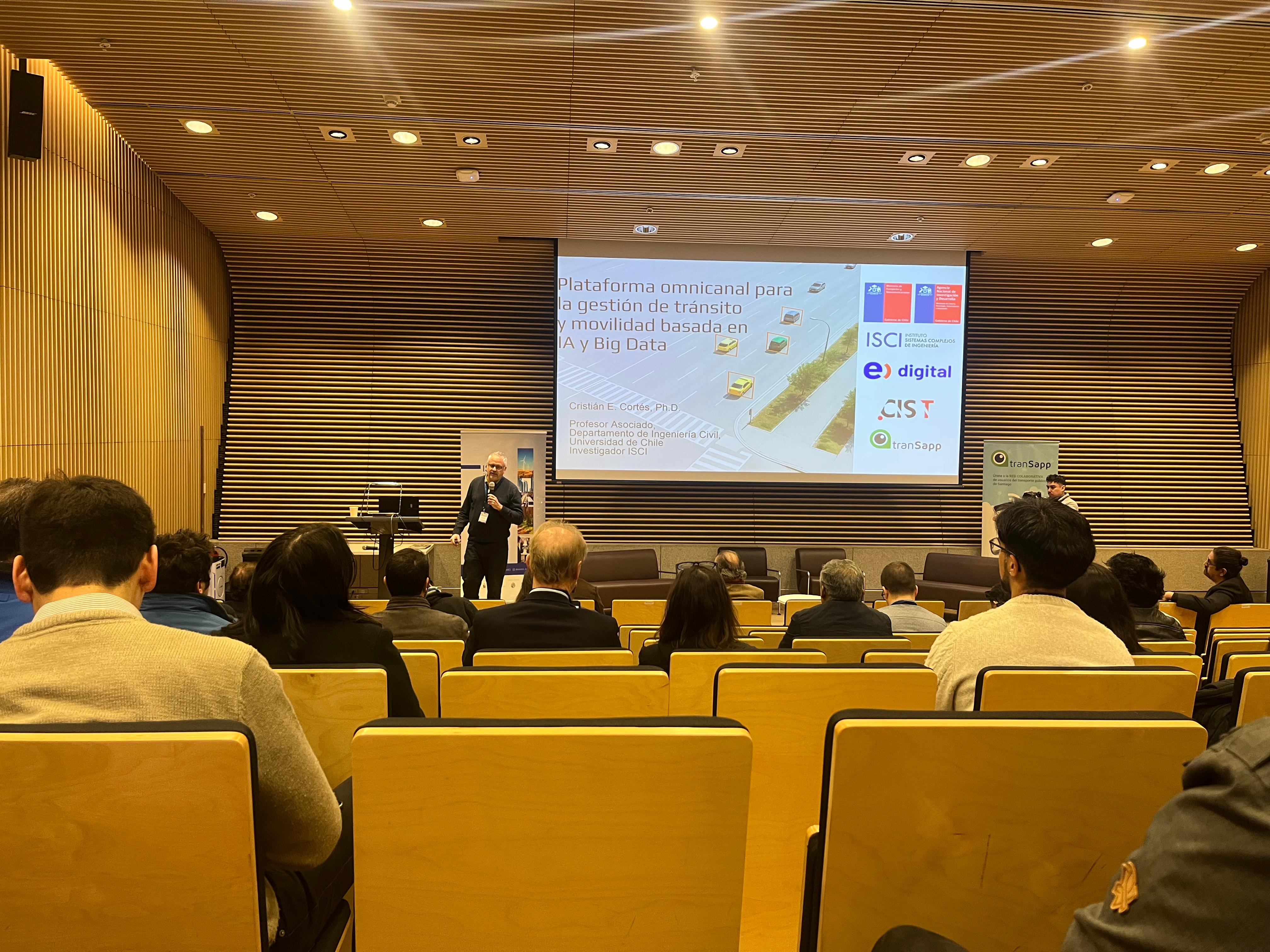 Académico Cristián Cortés exponiendo el proyecto