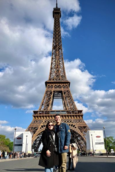 José Bustos y su esposa, Catalina Malhue, en París.