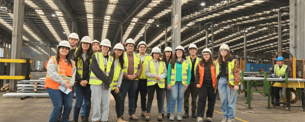 Estudiantes de Ingeniería con el profesor Juan Carlos Gutierrez, en planta de empresa VH