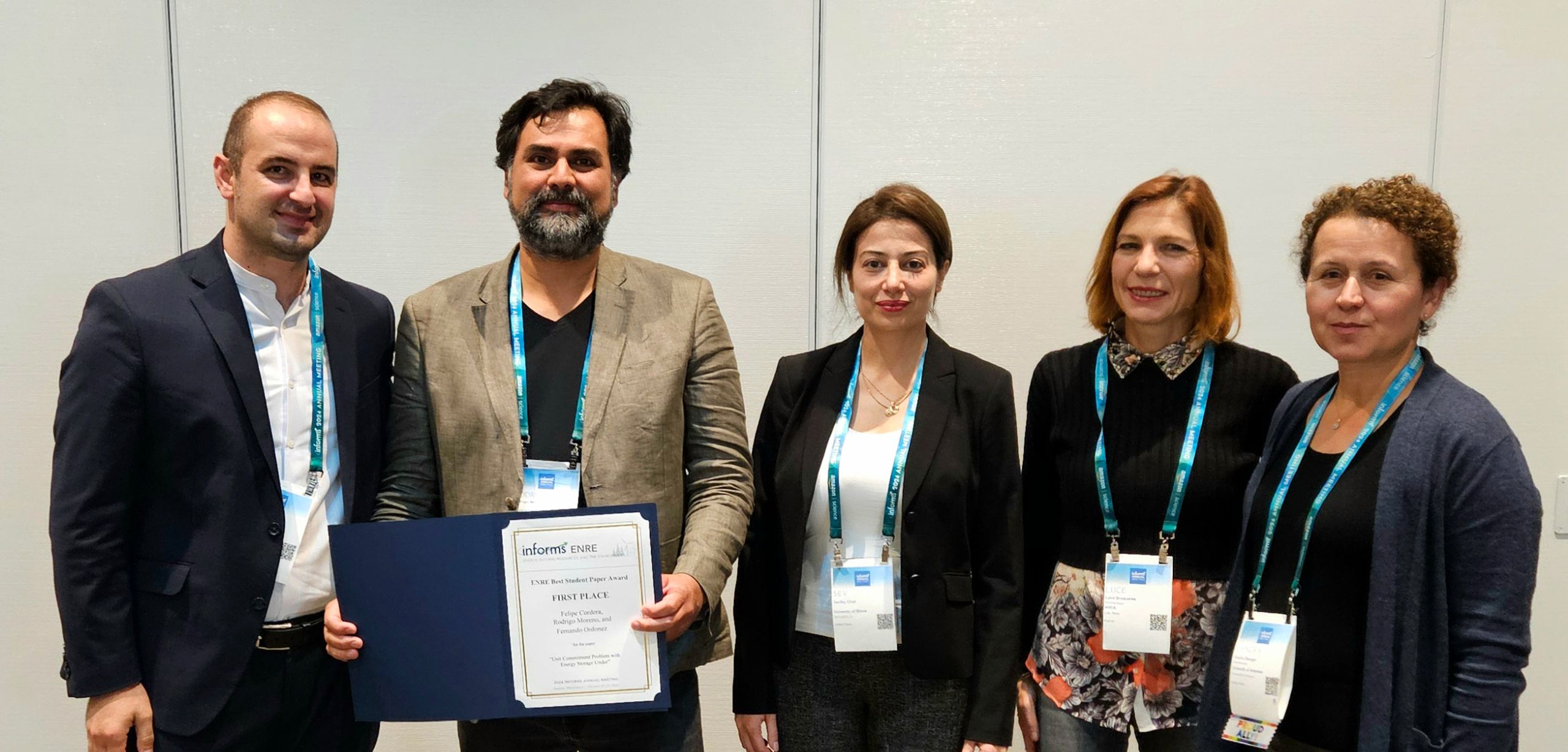 Profesor Rodrigo Moreno recibiendo el reconocimiento en representación de Felipe Cordera.