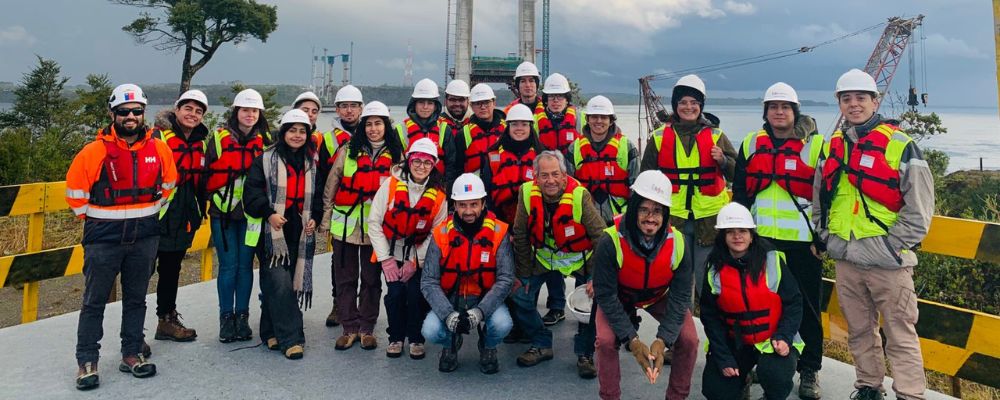 Estudiantes y equipo docente DIC en la pila norte del Puente